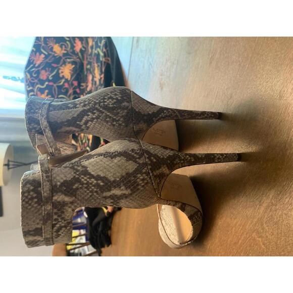 Ellen by Halston  - Size 8.5M - Picture 4 of 13